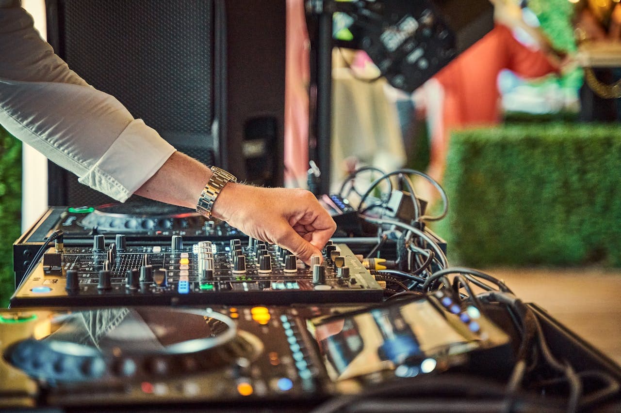 Live DJ atmosphere